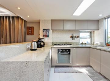 Casa · 160m² · 3 Quartos · 4 Vagas · Sobrado de Esquina com Amplo Terreno.
