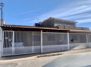 Casa de 3 quartos, Candangolândia · Casa 110m², 3 quartos (1suíte), ótima localização, QR 05, Candangolândia