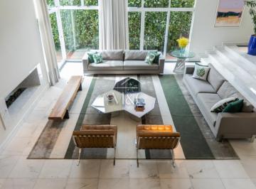 Casa · 556m² · 5 Quartos · 4 Vagas · Casa de condomínio com 556 m², 5 quartos sendo 3 s