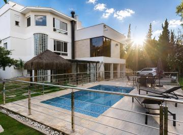 Casa · 550m² · 7 Quartos · 6 Vagas · Casa à venda em condomínio no Tingui ARYA1