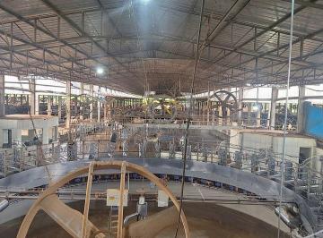 Carrossel de ordenha automatizado de 48 posições, garantindo alta eficiência e velocidade no manejo diário. · Fazenda Leiteira à Venda no Oeste de SC - Operação Completa