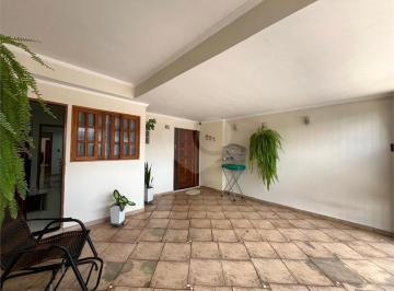 Imagem Principal · Sobrado à venda no Jardim Petrópolis Encantador sobrado com 3 dormitórios, todos equipados com armár