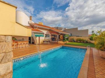 Casa · 450m² · 5 Quartos · 4 Vagas · REMAX vende casa com 5 quartos, sendo 04 suítes - uma SUÍTE TÉRREA e outra master c/ banheira e clos