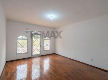 Casa · 1650m² · 3 Quartos · 2 Vagas · REMAX Vende Casa versátil, charmosa e muito bem conservada em localização privilegiada na Vila Marie