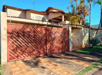 Casa · 341m² · 4 Quartos · 2 Vagas · RE/MAX VENDE CASA TÉRREA COM MEZANINO 3 DORMITÓRIOS 1 SUITE + ESCRITÓRIO E ÁREA GOURMET R$ 898.000,0