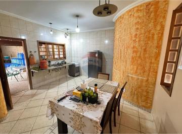 Casa · 200m² · 2 Quartos · 10 Vagas · Casa à venda de 2 quartos sendo 1 suíte, por R$ 650 mil