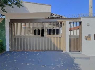 Casa · 138m² · 3 Quartos · 2 Vagas · Casa espaçosa com 3 Quartos, suíte, garagem coberta para 2 carros e churrasqueira no Presidente Médi