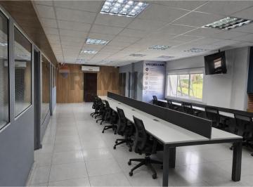 Comercial · 247m² · 4 Vagas · RE/MAX Aluga linda sala comercial no Alphaville, com 246 m² por R$ 12.800,00 de aluguel mensais.