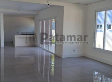 Casa · 250m² · 3 Quartos · 5 Vagas · Casa Térea Nova e Moderna - 3 Suites, Área Gourmet e Terreno Amplo 800 metros.