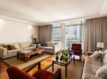 Apartamento · 190m² · 3 Quartos · 1 Vaga · Janelão, varanda, espaços amplos com possibilidade de estacionar 2 carros em Higienópolis.