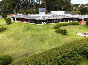 Casa · 511m² · 5 Quartos · 5 Vagas · Maravilhosa casa moderna e estilosa com SPA – Campos do Jordão, SP, Brazil