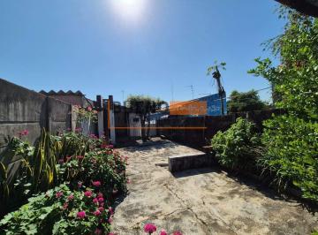 Casa · 128m² · 3 Quartos · 1 Vaga · Casa residencial com 3 quartos, quintal e churrasqueira para aluguel no Centro