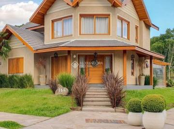 Casa · 222m² · 3 Quartos · 4 Vagas · Casa de Alto Padrão com 3 quartos no bairro Carniel em Gramado/RS.
