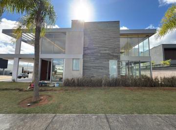 Casa · 320m² · 4 Quartos · 6 Vagas · Fachada em ripado de concreto, no Alphaville Nova Esplanada 4