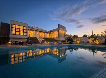 Casa · 700m² · 5 Quartos · 4 Vagas · Uma casa para viver ao ar livre, o ano inteiro