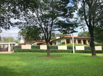 Casa · 950m² · 4 Quartos · 20 Vagas · A casa voltada para o bosque, no Santa Maria