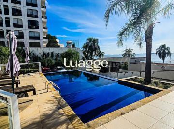 Piscina com espreguiçadeiras e guarda-sóis · Casa 3 andares de 250,88m², com elevador novo