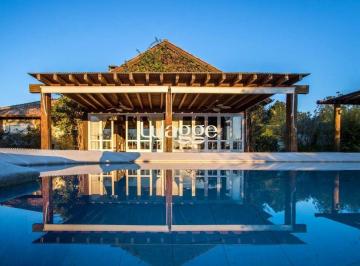 Casa · 441m² · 3 Quartos · 4 Vagas · Casa com pátio e piscina. 3 suítes e sala de cinema.