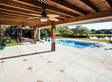 Varanda e piscina da casa · Casa com pátio e piscina. 3 suítes e sala de cinema.