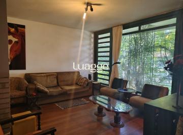 Casa · 253m² · 3 Quartos · 2 Vagas · Casa de alvenaria, com 3 dormitórios, 1 suíte e 2 vagas de garagem coberta.