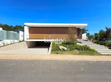 Casa · 434m² · 4 Quartos · 6 Vagas · A casa conta com 434m2 de área construída, mas com um aproveitamento total dos 1