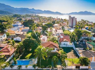 Casa · 331m² · 4 Quartos · 5 Vagas · Residência com estilo rústico próxima a praia do Capricórnio