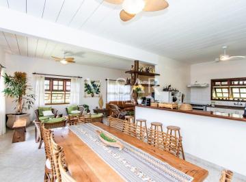 Casa · 350m² · Residência a poucos metros da praia