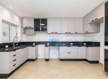 Casa · 210m² · 3 Quartos · 3 Vagas · Sobrado de 210m² com Ático e Espaço Gourmet no Santa Cândida – Condomínio com Ap