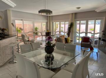 img1 · Casa espaçosa com área externa que traz jardim e Piscina!
