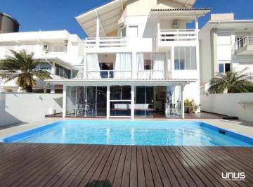 img1 · Casa belíssima com piscina, charmosa do começo ao fim!