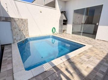 Casa de 3 quartos, Peruíbe · Casa no lado praia, com 3 quartos, piscina e churrasqueira. Localizado em Peruíbe.