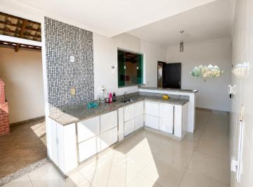 Apartamento · 3 Quartos · 1 Vaga · Apartamento com 03 quartos para locação em Itatiaiuçu/MG