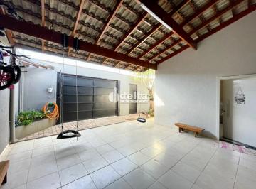 Casa · 253m² · 4 Quartos · 3 Vagas · Casa com 4 quartos sendo 1 suíte disponível para venda no bairro Alto Umuarama em Uberlândia-MG