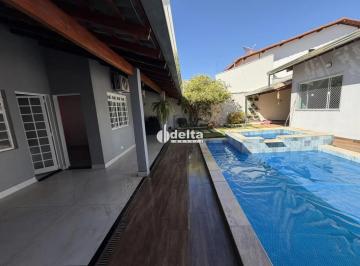 Casa · 360m² · 4 Quartos · 3 Vagas · Casa com 4 quartos sendo 2 suíte disponível para locação no bairro Cidade Jardim em Uberlândia-MG