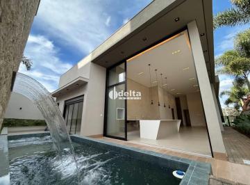Casa · 460m² · 4 Quartos · 2 Vagas · Casa em condomínio com 4 suítes disponível para venda no bairro Granja Marileusa em Uberlândia-MG