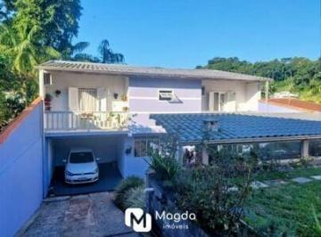 Casa · 130m² · 3 Quartos · 1 Vaga · Bela casa com terreno espaçoso.