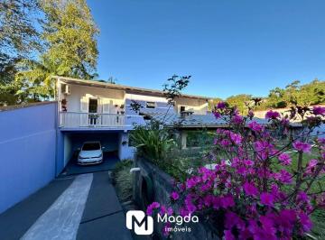 Casa · 130m² · 3 Quartos · 1 Vaga · Bela casa com terreno espaçoso.