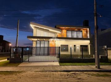 Casa · 178m² · 3 Quartos · Casa pé na areia 03 suítes mobiliada e decorada, área de lazer 2º piso 178m² na Zona Norte em Capão 