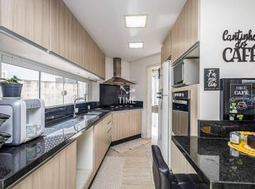 b109bb03127631bf0de443c89eb432613c51095f · Sobrado em Condomínio Fechado com Ático Multiuso e 2 Vagas – Cachoeira Curitiba