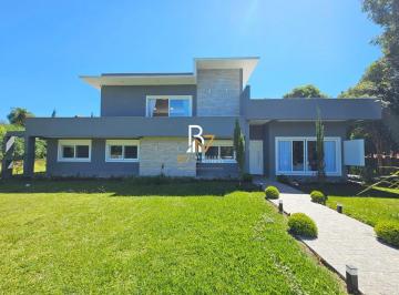 Casa · 390m² · 5 Quartos · 4 Vagas · Casa com 5 suítes térreas, amplo terreno com piscina em condomínio fechado - 390