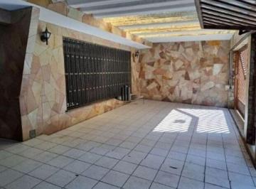 Casa de 3 quartos, São Bernardo do Campo · Casa térrea com 184m², 3 dormitórios (1 suíte), 4 vagas e varanda gourmet.
