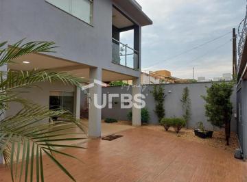 Casa · 330m² · 4 Quartos · Sobrado sem-mobiliado na 307 sul