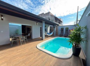 Casa de 4 quartos, Itanhaém · Casa à 50m do mar com 4 quartos e piscina em Itanhaém.