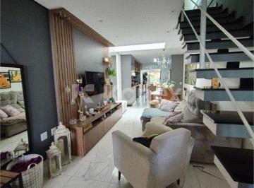 Casa · Sobrado à venda com 3 quartos em Vila Nivi, São Paulo