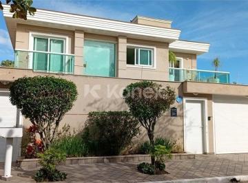 Casa · Sobrado à venda com 7 quartos em Jardim Virgínia, Guarujá
