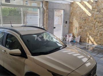 Casa · Sobrado à venda com 3 quartos em Jardim Piqueroby, São Paulo