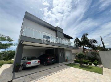 Casa · Sobrado à venda com 3 quartos em Centro, Torres