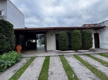 Casa de 3 quartos, Peruíbe · Casa à 1km do mar, com 3 quartos, churrasqueira e piscina. Localizado em Peruíbe.