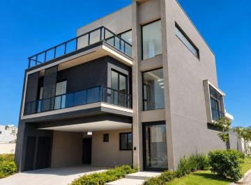 Casa de 5 quartos, Rio de Janeiro · Vila Blanca I | Casa com 5 Suítes, Energia Solar e Área Gourmet