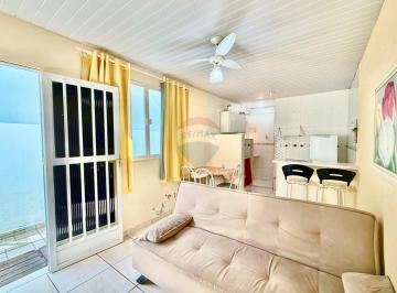 Casa · 148m² · 6 Quartos · 2 Vagas · Conjunto com 4 Casas à Venda no Centro de Cabo Frio | Potencial para Investimento